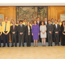 Fotografía de grupo de Su Majestad la Reina con una representación de Correos y de la Sociedad Estatal de Participaciones Industriales (SEPI)
